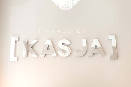 Logoen til Lashes by Kasja i salongen på Nationaltheateret