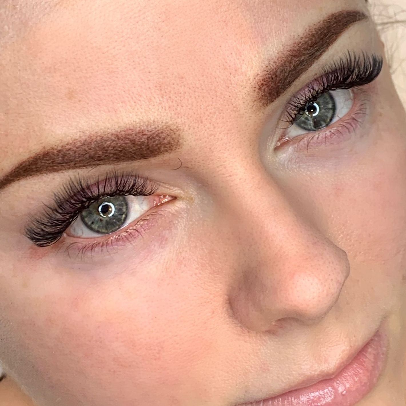 Kvinne med permanent makeup