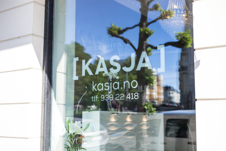 Logoen til Lashes by Kasja i vinduet på salongen på Frogner